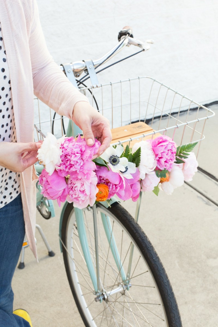 decoration exterieur de jardin, vélo customisé peint en bleu, projet diy, panier en fleurs, blouse blanche à pois noirs