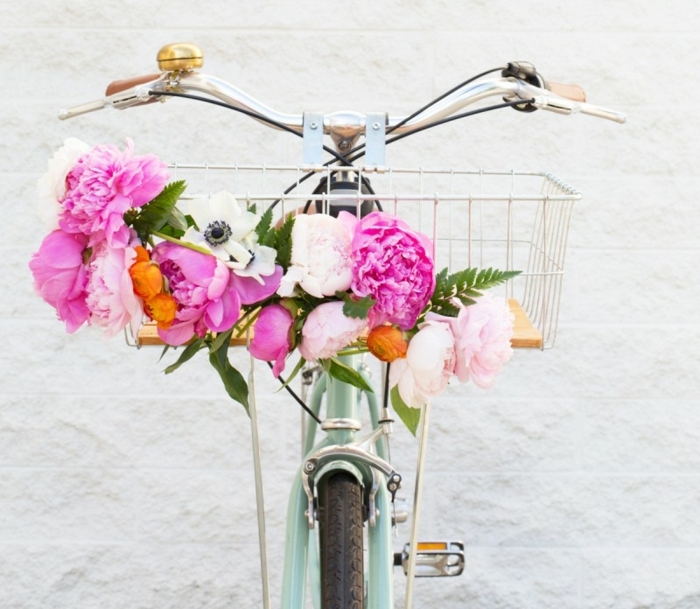 idee deco jardin, vélo bleu, panier en fleurs, murs en briques blanc, decoration de jardin a faire soi meme