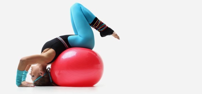 sport pour femme, headband turquoise, legging turquoise bleu, ballon gonflable rouge, aérobie