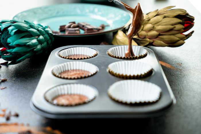 verser la pâte à cupcake chocolat dans le moule à muffins, comment faire dessert facile et rapide