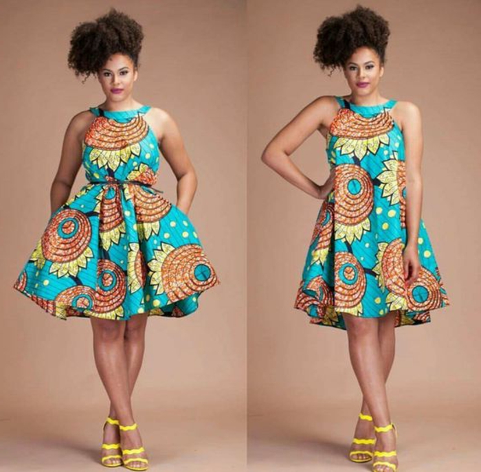 robe africaine wax, robe en bleu et beige, coiffure africaine, sandales jaunes