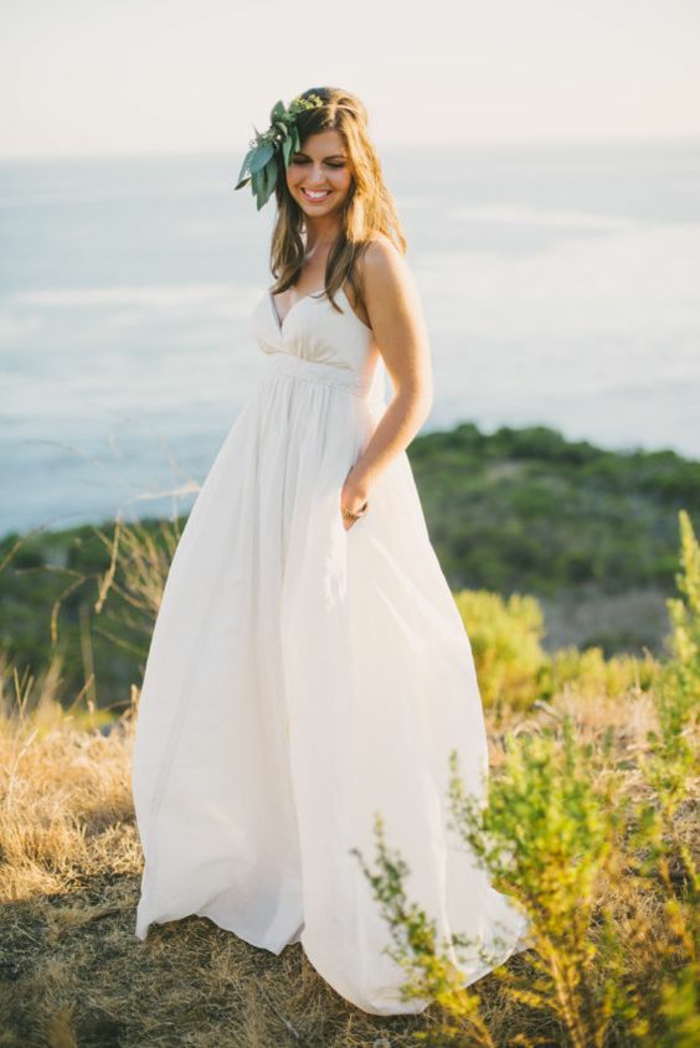 robe mariée bohème chic fluide pour un mariage à la plage, robe mariée à fines bretelles