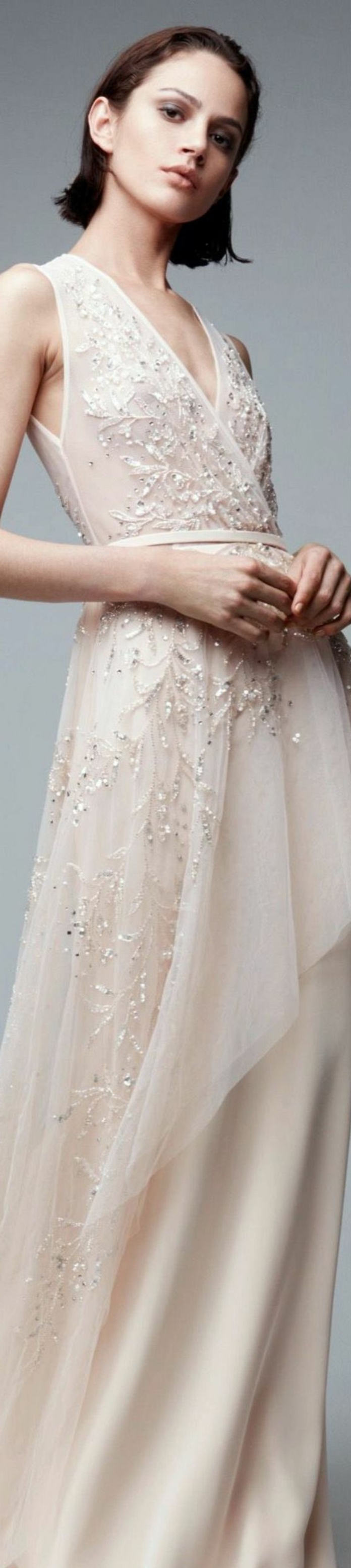 robe de mariée colorée, modèle simple avec broderies et paillettes 
