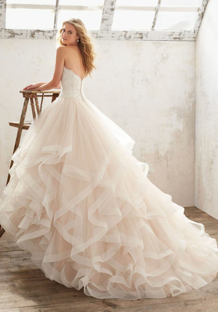 robe de mariée couleur champagne, robe longue magnifique au dos nu 