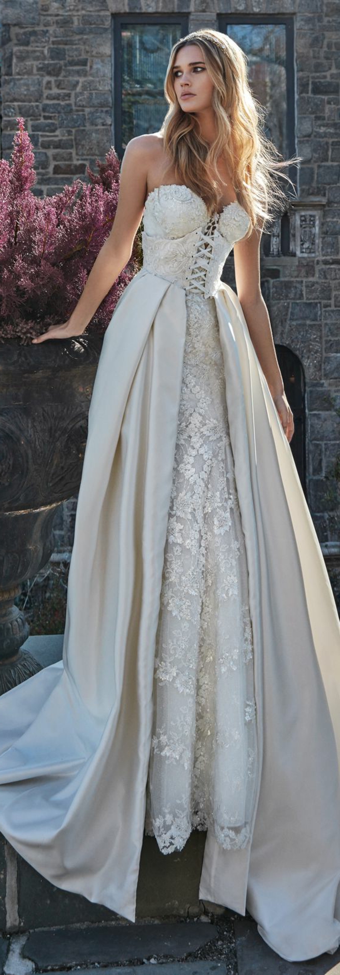 robe de mariée de couleur, robe bustier avec lacets, broderies au long de la partie basse