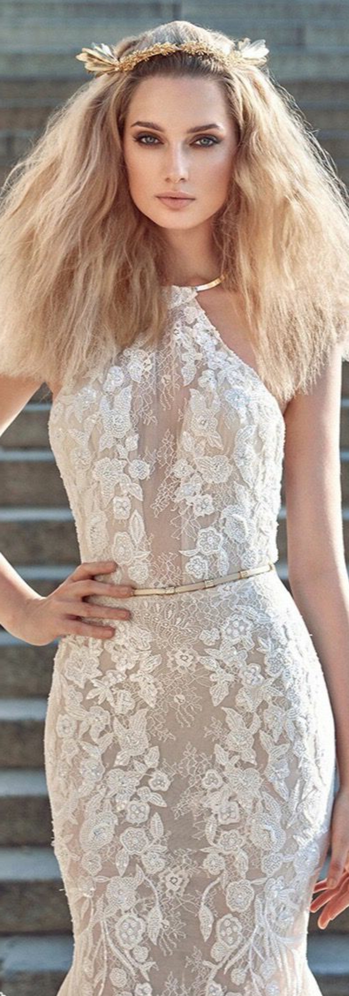 robe de mariée de couleur champagne, modèle de robe collé au corps 