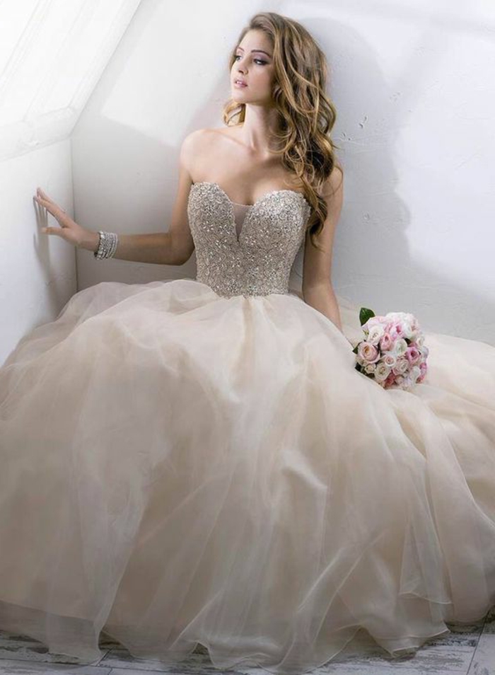 robe de mariée de couleur, robe boffante avec décolleté coeur, cheveux ondulants