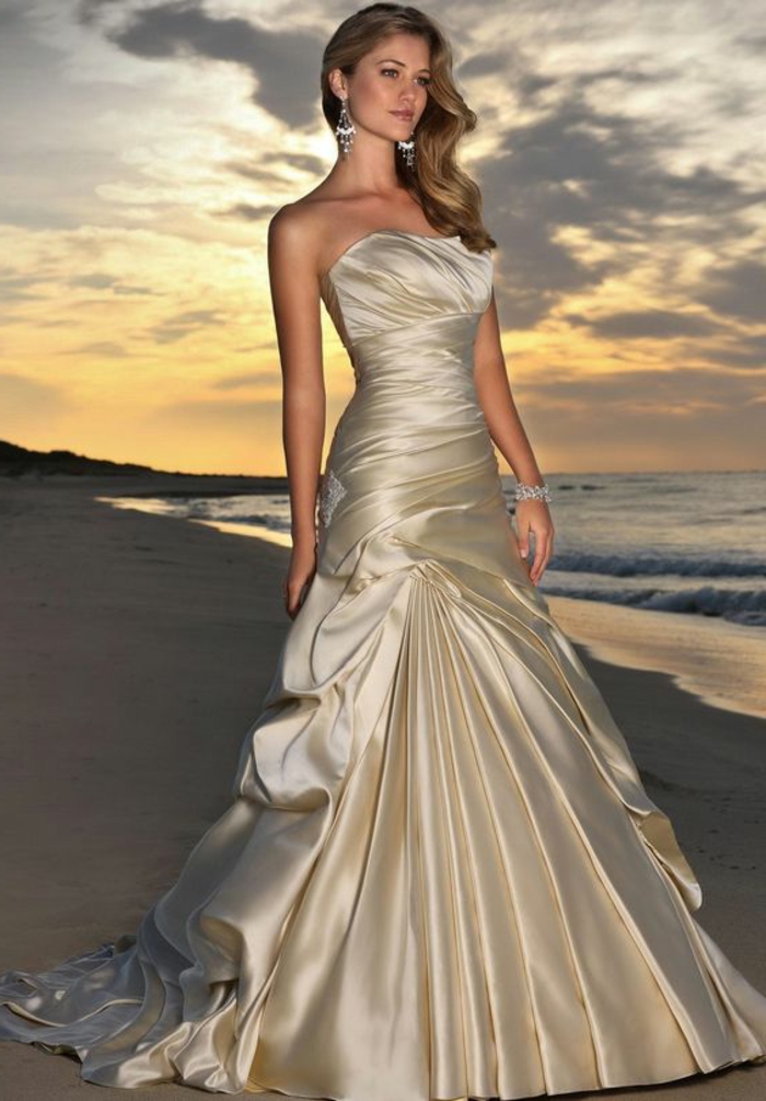 robe de mariée de couleur écru avec traîne, robe bustier, style mermaid