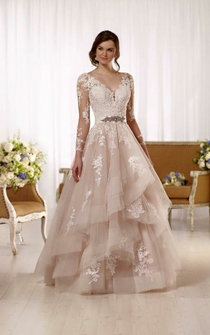 robe de mariée de couleur, robe avec longues manches et à étages 
