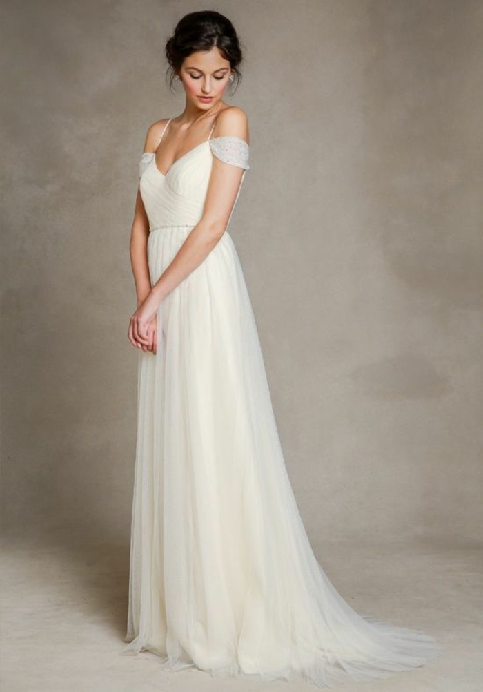 modèle de robe mariée empire aux épaules dénudées, coupe légère et fluide pour une allure romantique