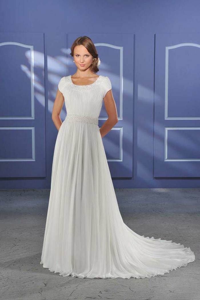 coupe simple pour une élégance intemporelle, robe de mariée grecque ceinturée à manches courtes