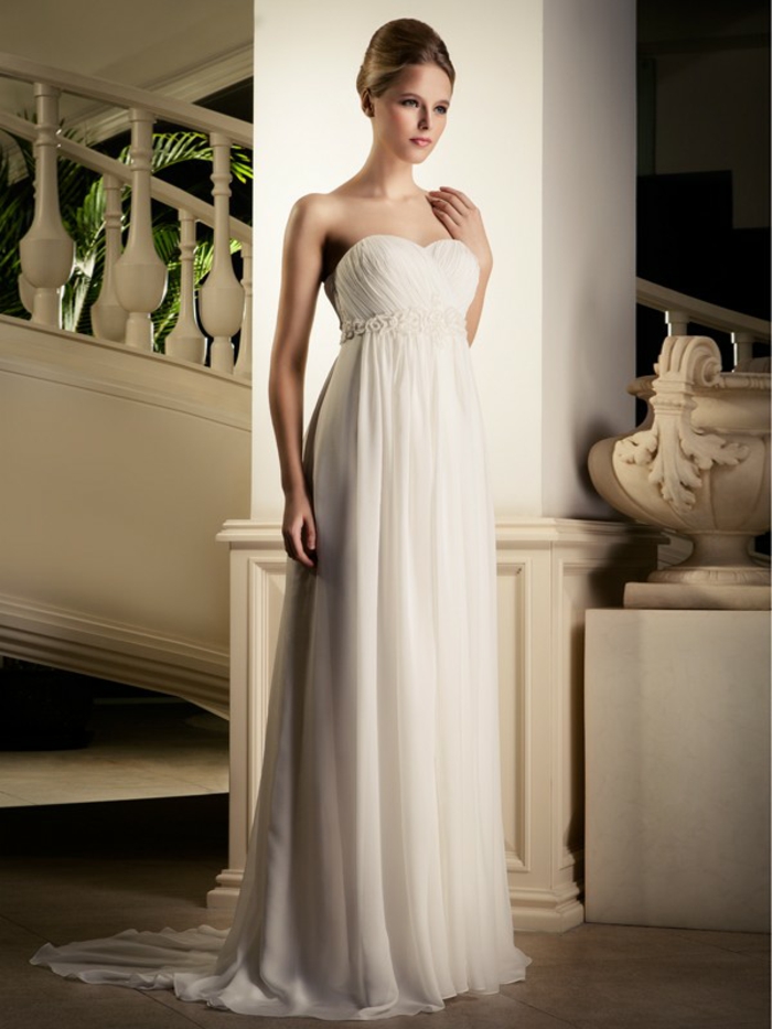 une robe de mariée grecque d'un bustier cœur élégant et taille empire