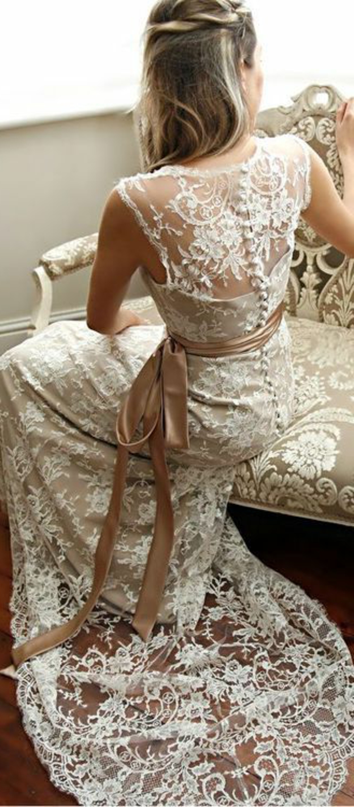 robe mariée couleur doux, tresse couronne, robe dentelle et ceinture en tissu satiné 