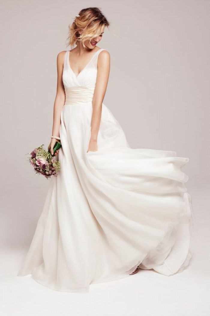 une robe mariée empire ultra légère et aérienne à encolure en v et large ceinture en satin