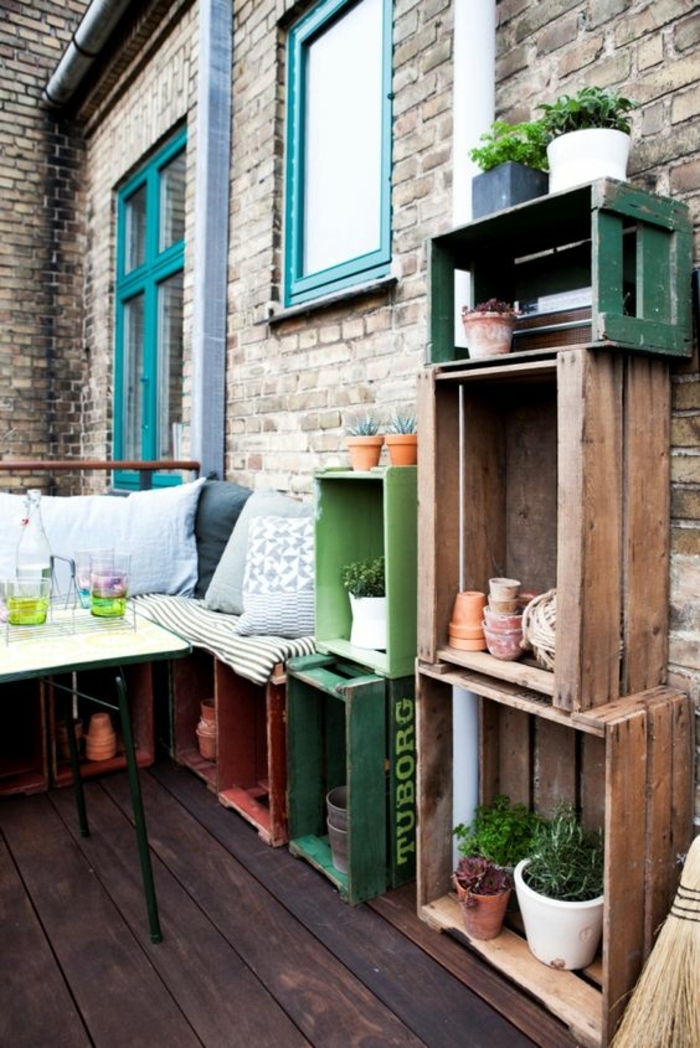 terrasse salon avec jardiniere en bois, cagette bois projet deco, rangement plantes vertes exterieurs, canapé en cagettes, table basse