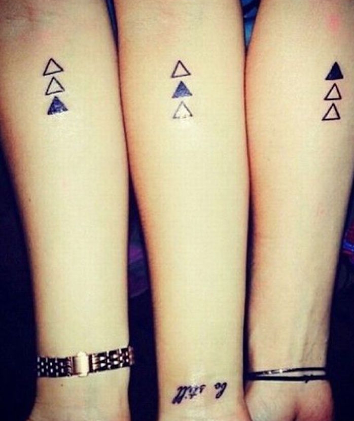 petit tatouage symbole amitié triplette trois amis triangle