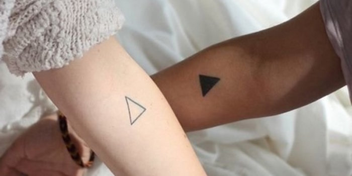 petit tatouages qui se completent pour amitié triangle tatouage avant bras