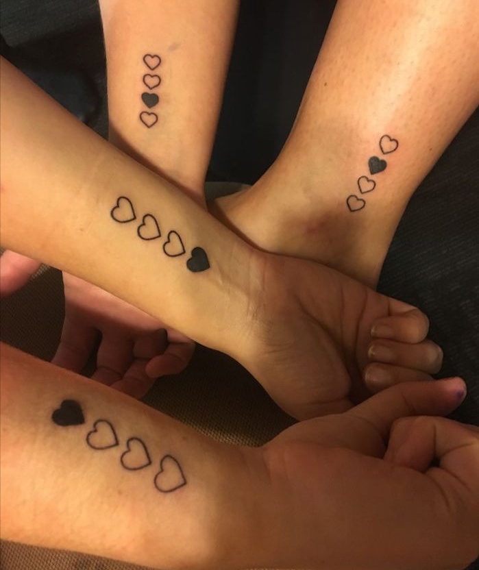 idee petit tatouage a faire entre amis amies quatre coeur
