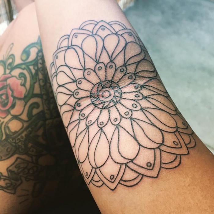  rosace tatouage coquelicot lignes bras femme
