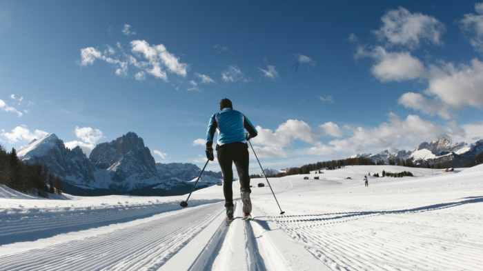 perdre du poids, neige, montagnes, ski de fond, chaussures de ski, veste de ski bleue, bonnet noir