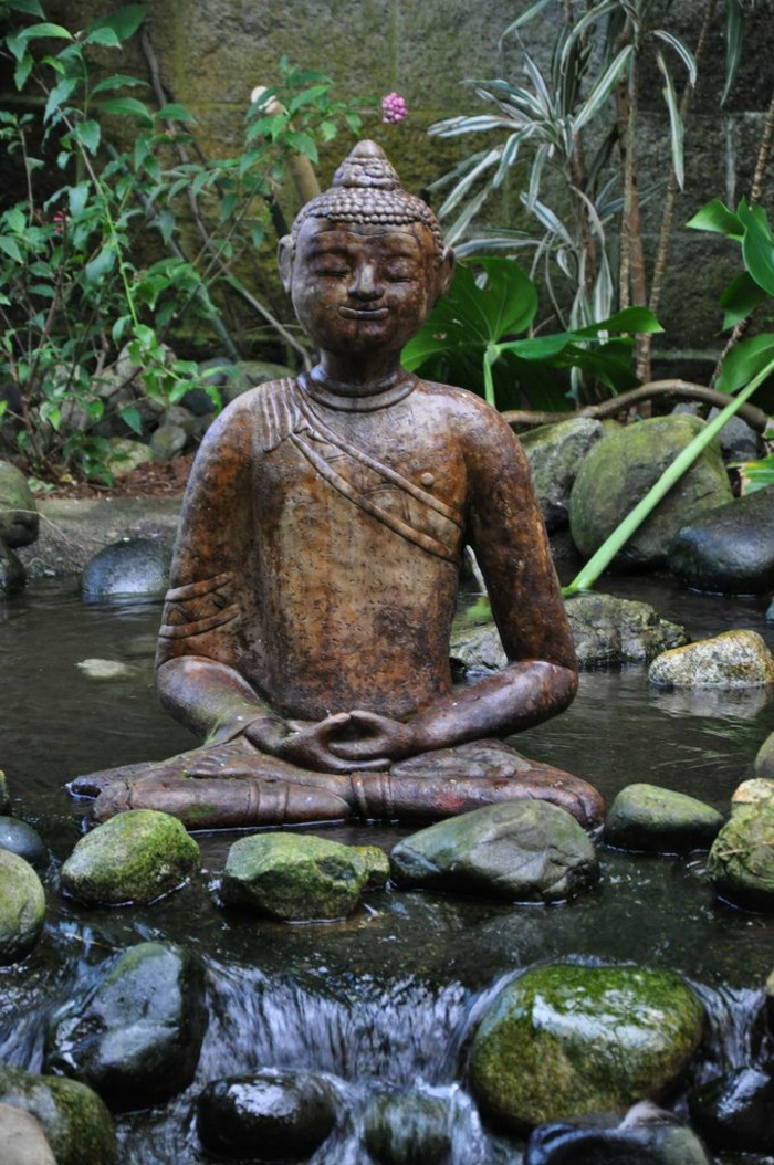 déco de jardin zen, bassin d'eau avec motifs cascade, rochers dans l'eau, statue bouddha