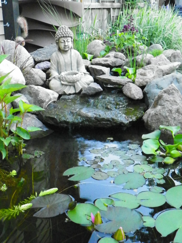 objets decoration jardin, bassin d'eau, rochers dans l'eau, motif cascade, statue bouddha
