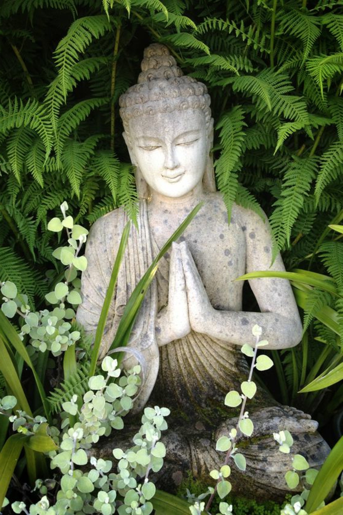déco de jardin zen, statue boudhha pour le jardin, broussailles vertes, decoration exterieur