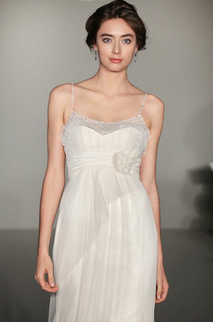 une robe de mariée style empire plissé à fines bretelles et bustier recouvert de tulle léger