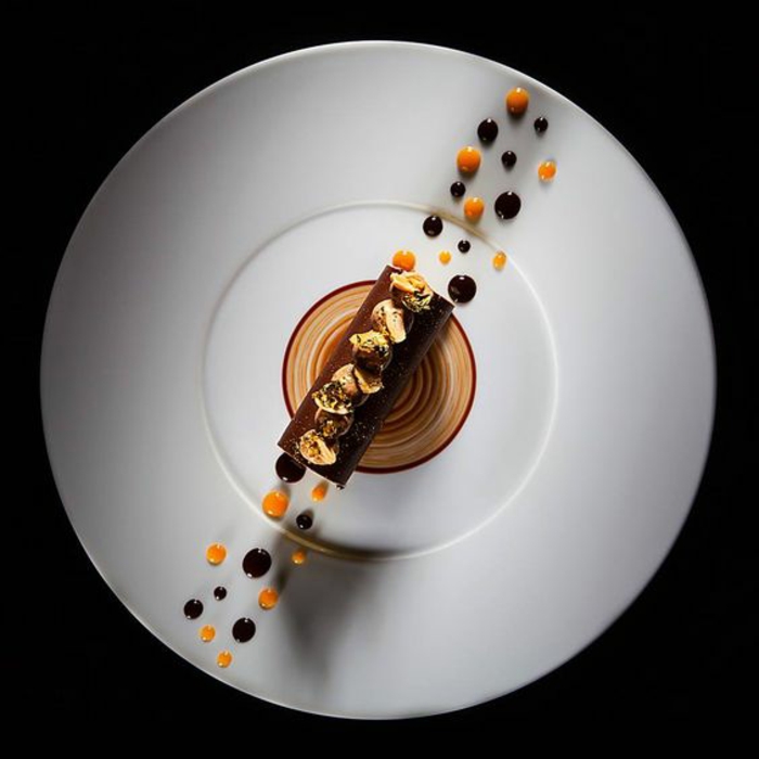Presentation desserts assiette dessert avec chocolat ronde