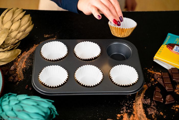 tapisser un moule à muffins de caissettes à muffins, idee pour faire petit gateau light et sain pour gouter anniversaire enfant