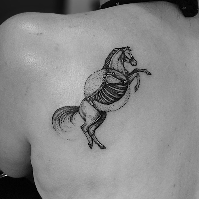 idée tatouage femme cheval dos original épaule