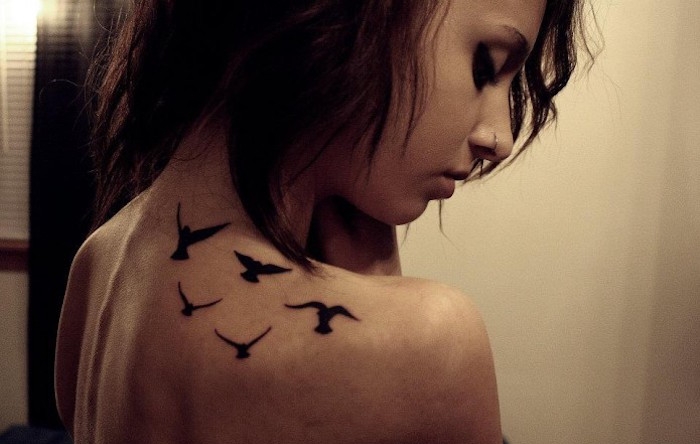 tatouage oiseaux femme dos vol tattoo feminin