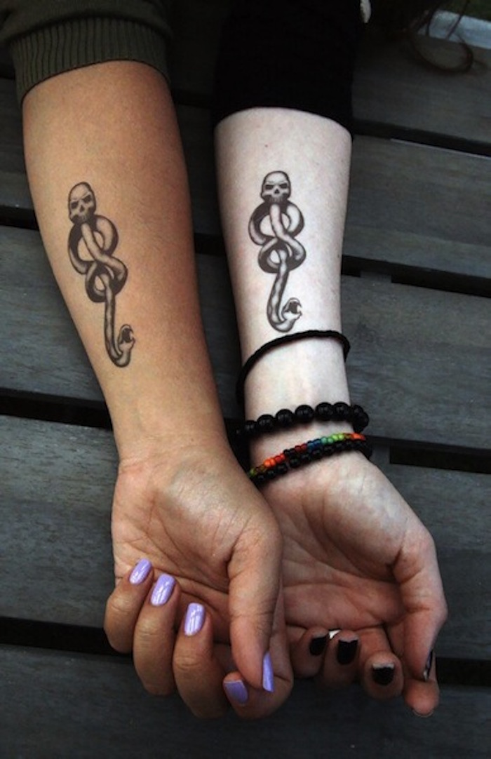 tatouage bras tete de mort serpent clee de sol abstrait