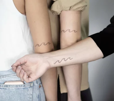 tatouage a 3 motifs vagues ocean tatouage bras femme poignet