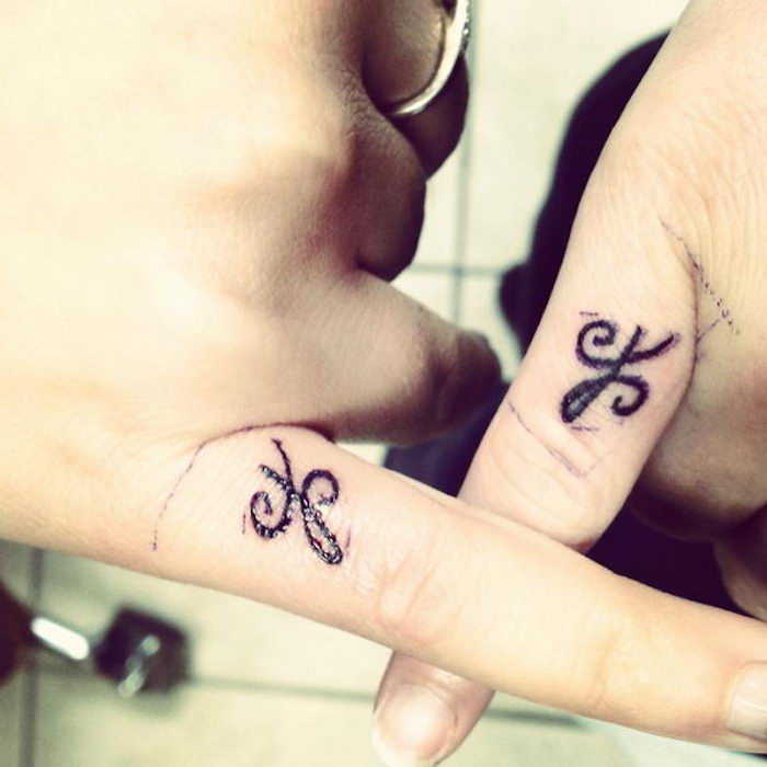 petit tatouage doigt pour l amitié symbole