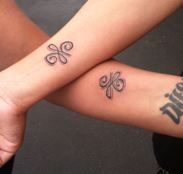 tatouage symbole amitié éternelle avant bras