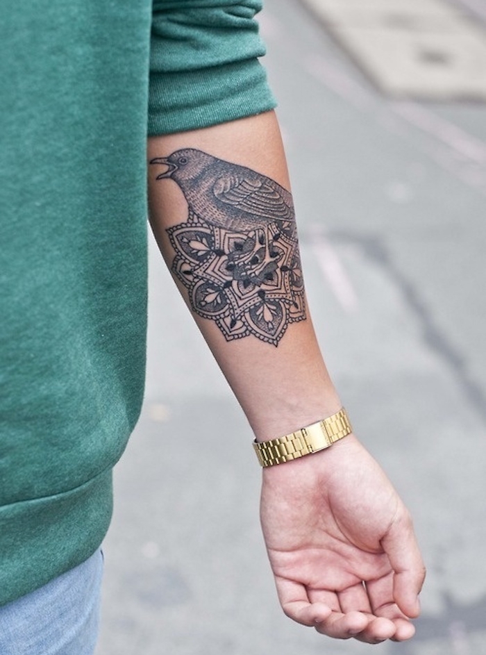 tatouage mandala avant bras oiseau modele tattoo