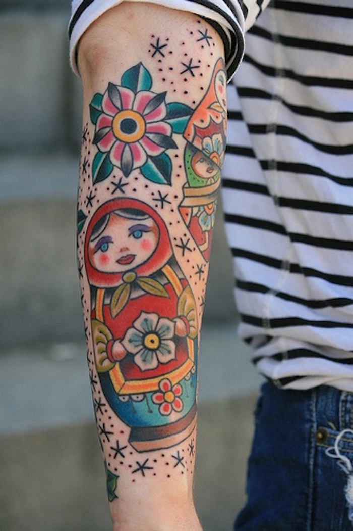 modele tatouage homme poupée russe couleurs bras
