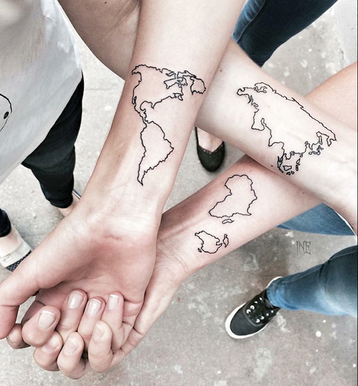 trois tatouages complémentaires amis carte du monde
