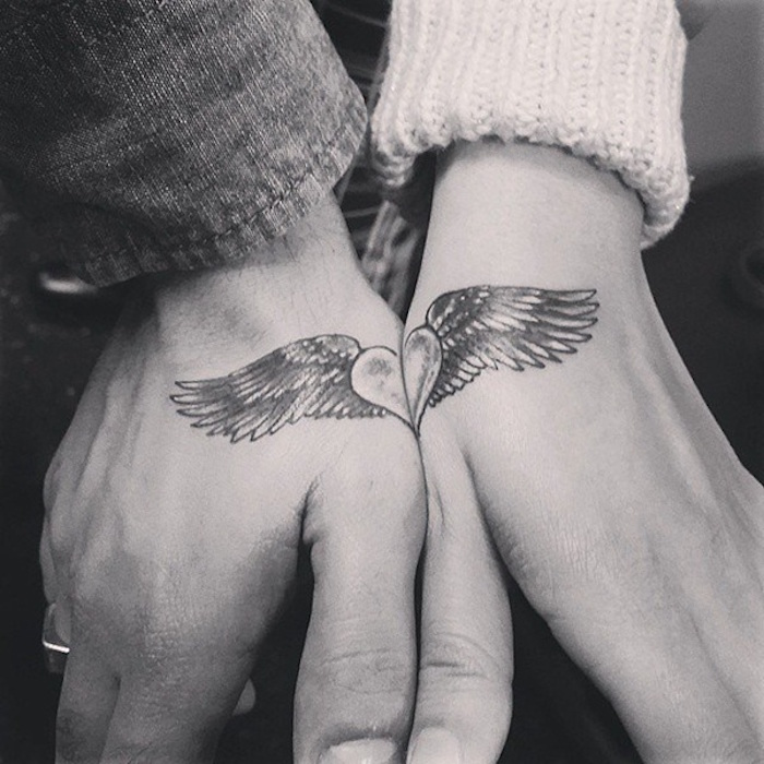tattoo sur la main ailes tatouage qui se complete symbole amies