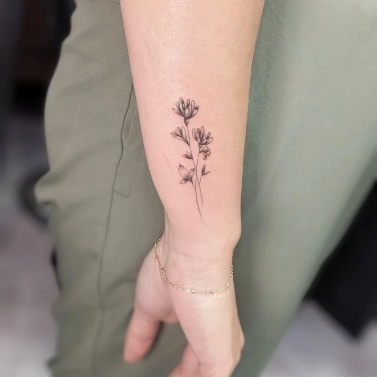 tatouage discret bras femme bracelet dessin fleurs tiges