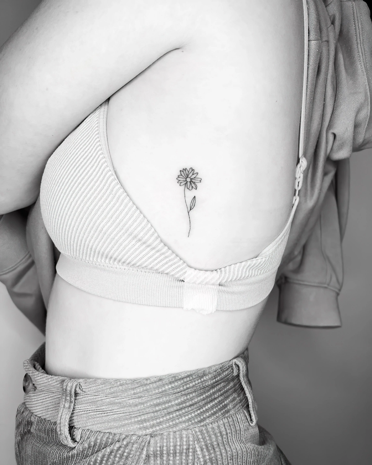 tatouage discret femme motif marguerite dessin simple peau