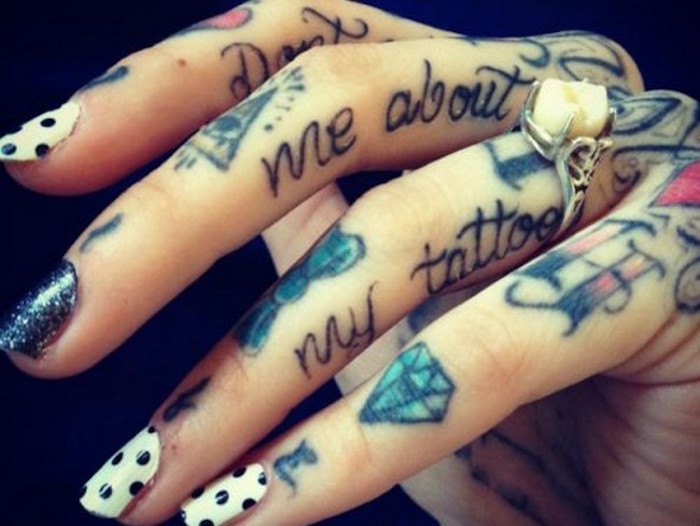 tatouage prénom doigt tatouage main femme