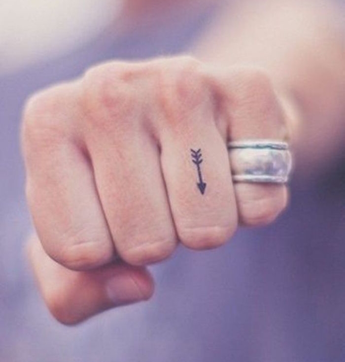 tatouage sur les doigts fleche tatto main homme
