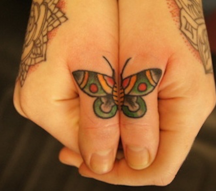 tatouage sur les doigts papillon symetrique tattoo main