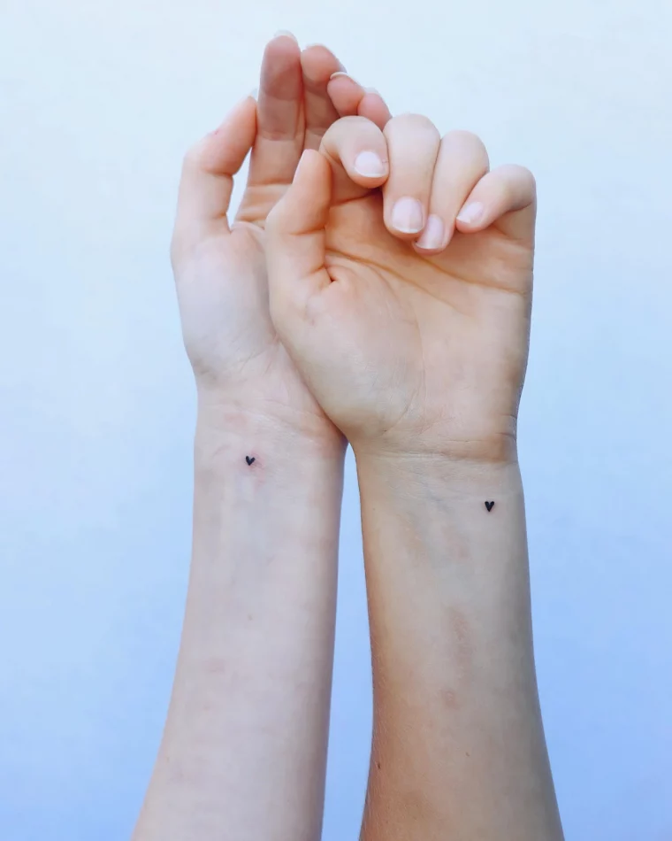 tatouage en commun minimaliste petit micro coeur sur poignets