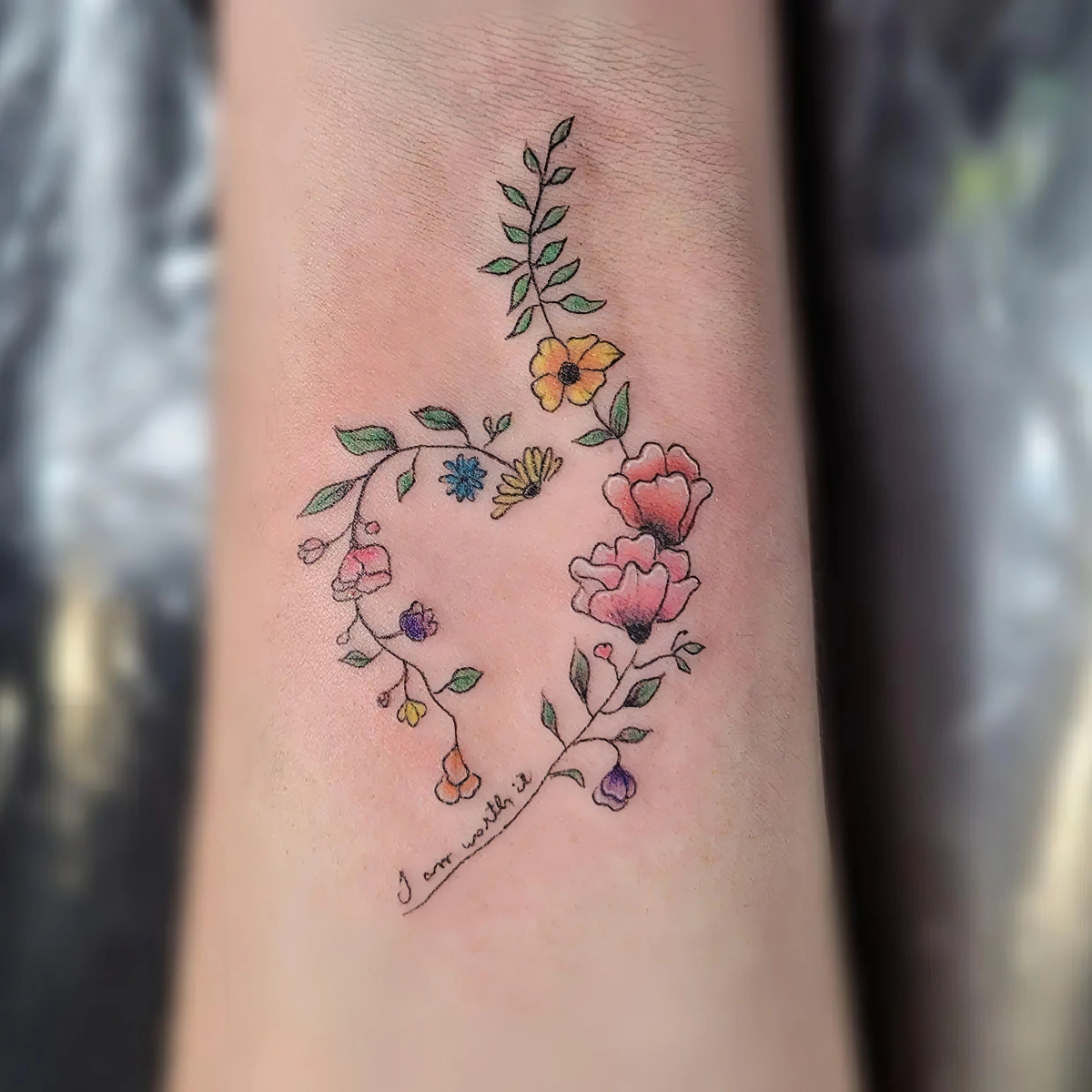 tatouage en couleurs motifs fleurs sauvages petales feuilles vertes