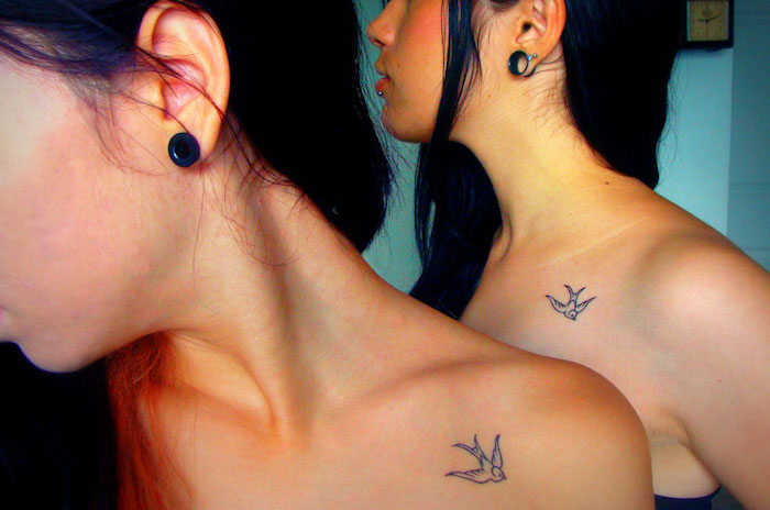 petit tattoo tout petit tatouage entre meilleures amies hirondelle sur l épaule