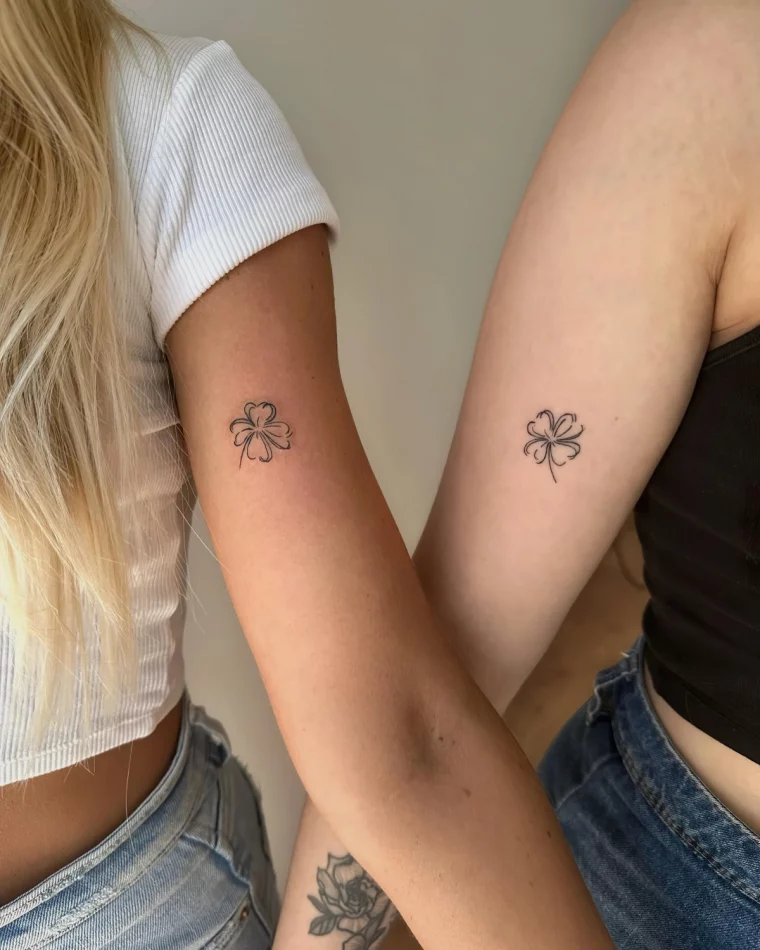 tatouage entre copines fleur bras jeans fonces t shirt blanc