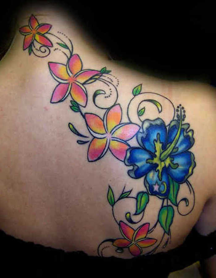 tatouage femme dos fleurs couleurs nuque clavicule